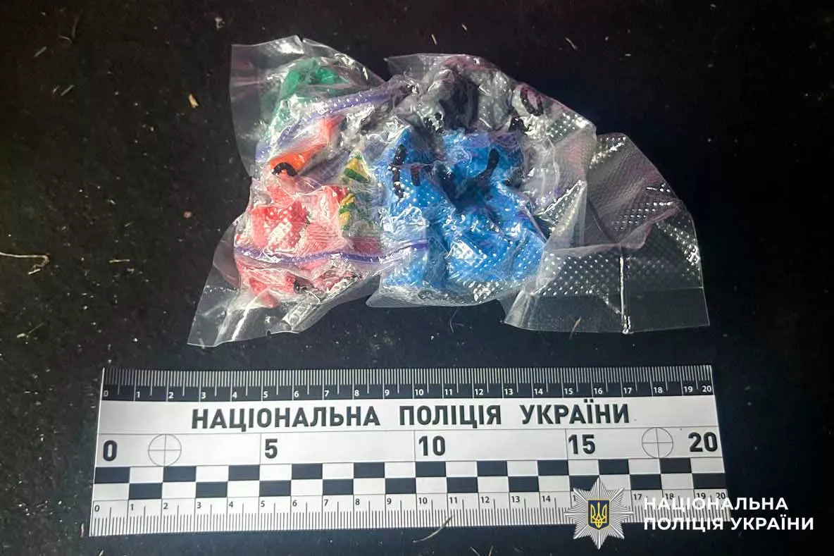 Заробляла на закладках: у Рівному 15-річну дівчину спіймали з партією наркотиків