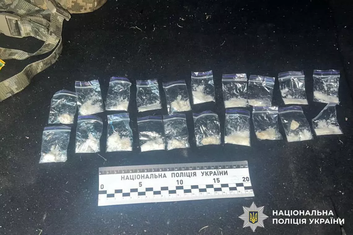 Заробляла на закладках: у Рівному 15-річну дівчину спіймали з партією наркотиків