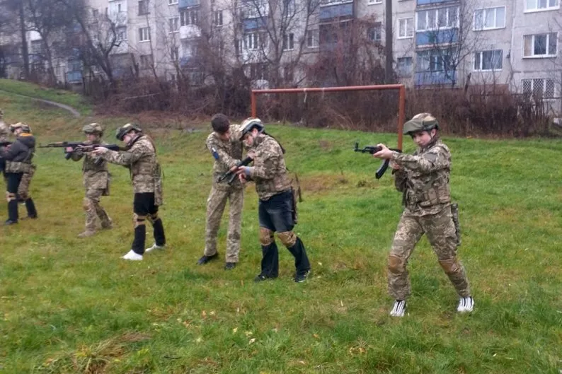 Діти відпрацьовують стрільбу, дрони та тактику: у Житомирі триває підготовка школярів
