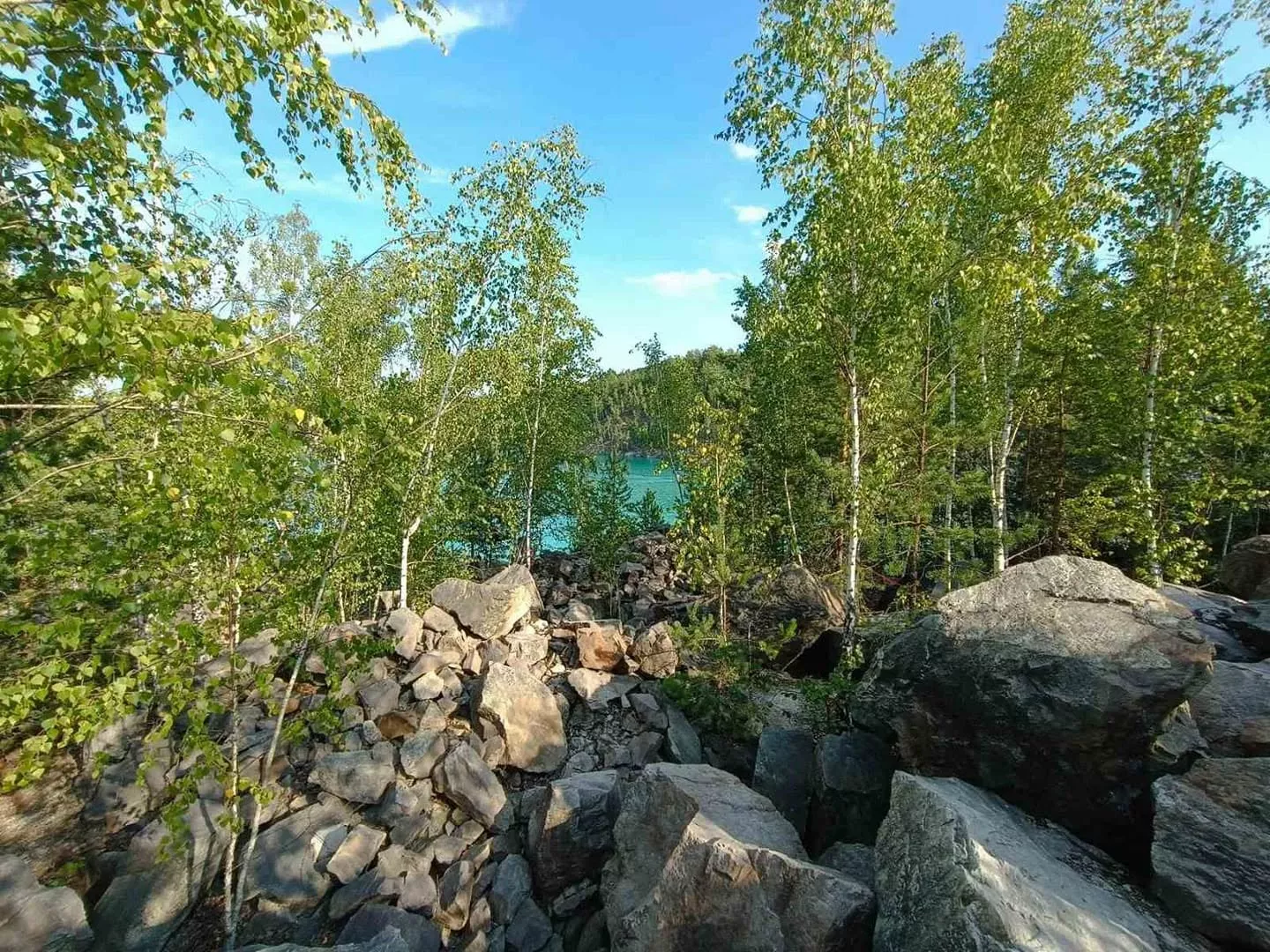 Бірюзова вода і скелі: затоплені кар'єри Житомирщини, куди варто поїхати на вихідні