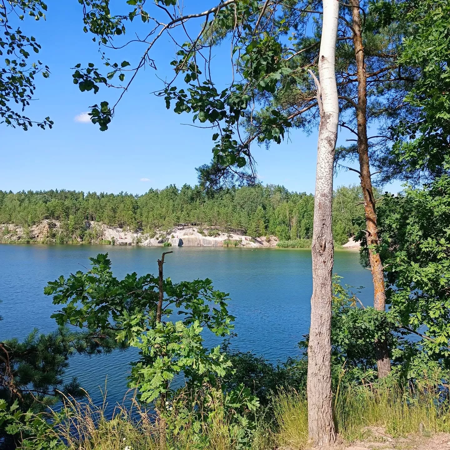 Бірюзова вода і скелі: затоплені кар'єри Житомирщини, куди варто поїхати на вихідні