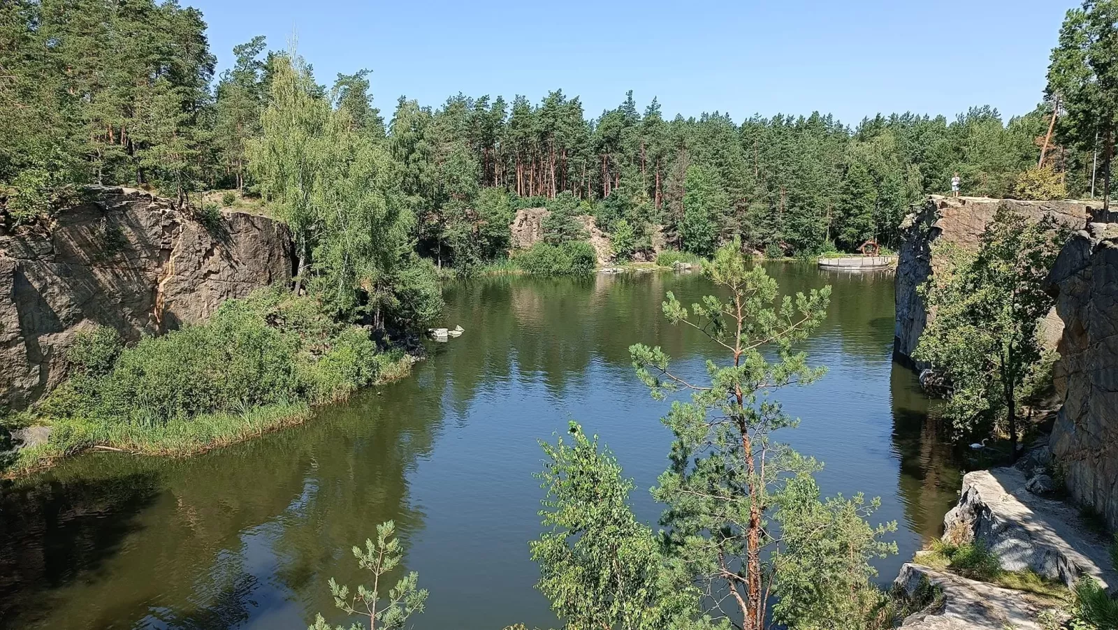 Бірюзова вода і скелі: затоплені кар'єри Житомирщини, куди варто поїхати на вихідні