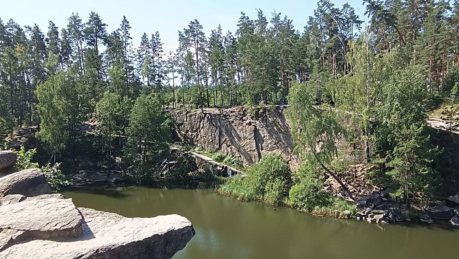 Бірюзова вода і скелі: затоплені кар'єри Житомирщини, куди варто поїхати на вихідні