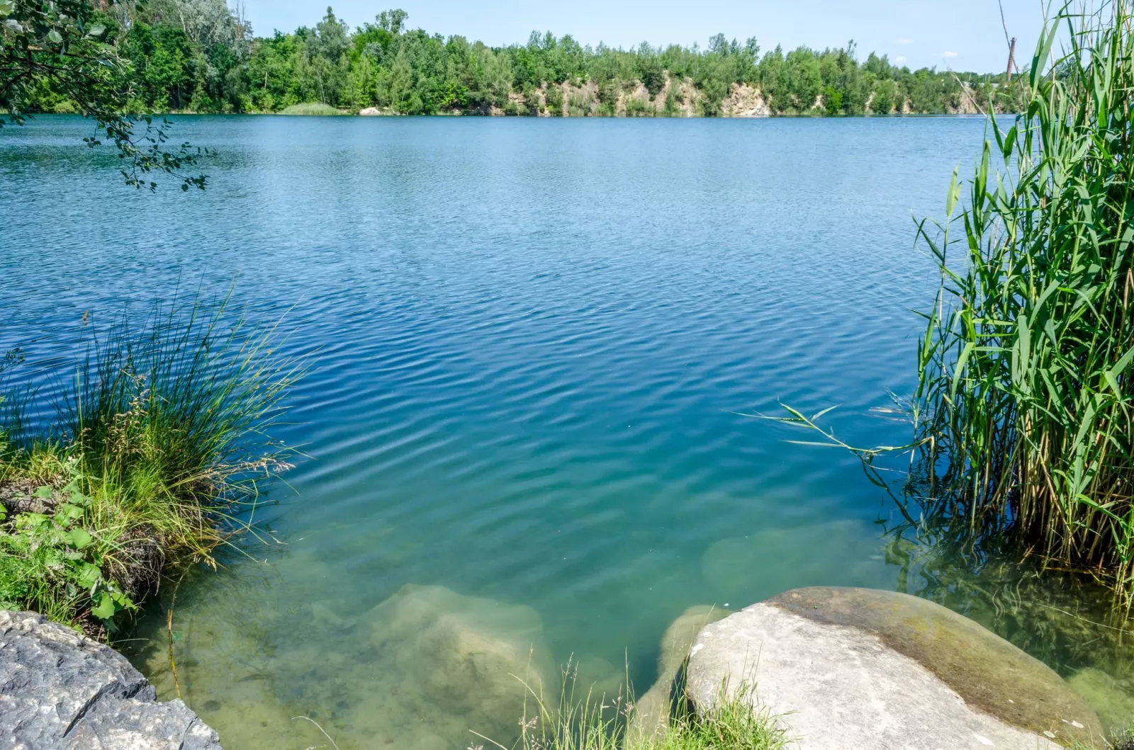 Бірюзова вода і скелі: затоплені кар'єри Житомирщини, куди варто поїхати на вихідні