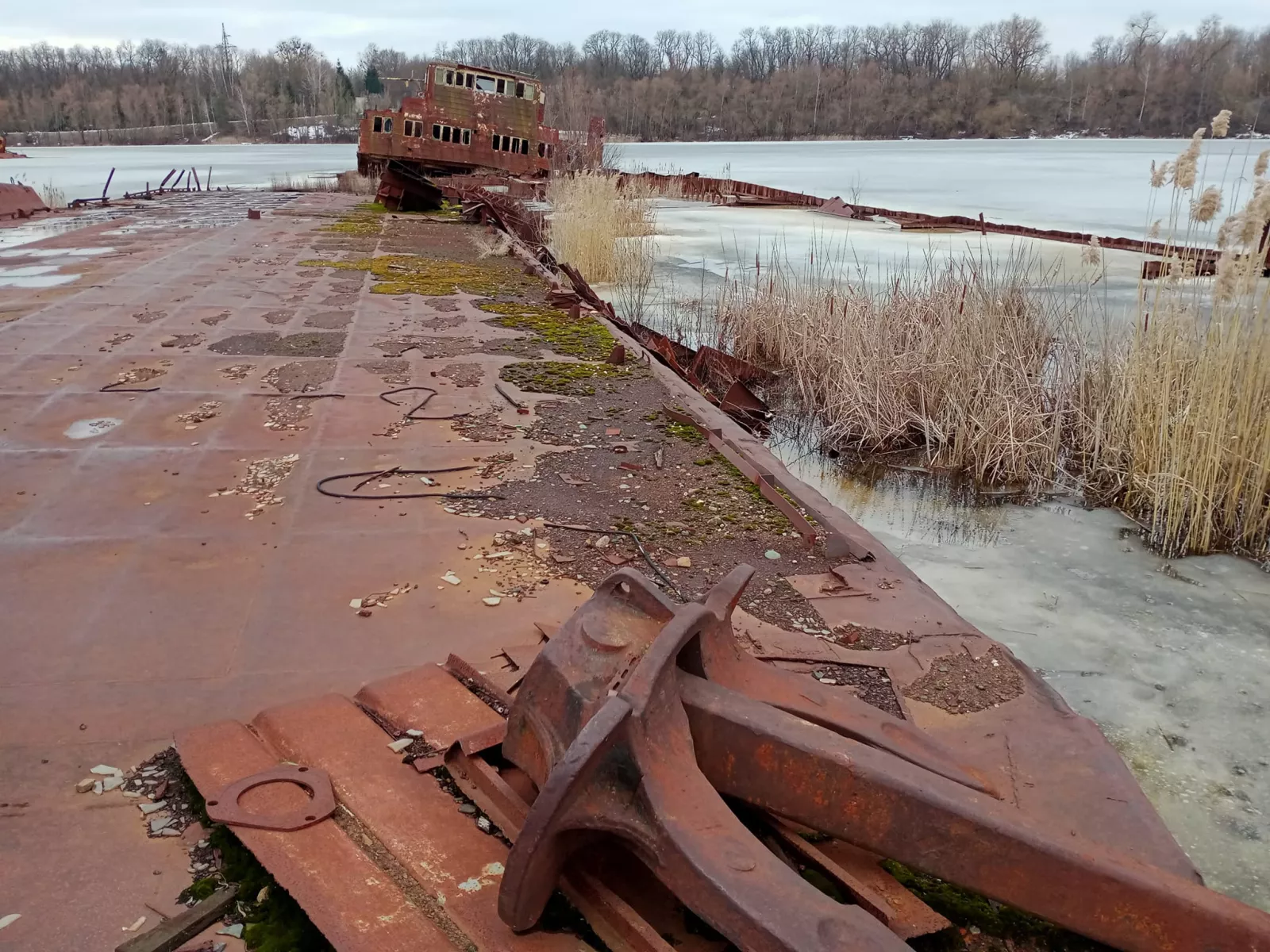 Покинуті кораблі Чорнобиля — моторошні річкові «привиди» Прип’яті