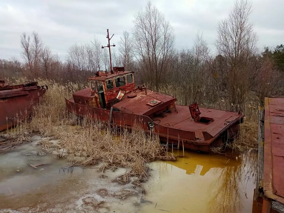 Покинуті кораблі Чорнобиля — моторошні річкові «привиди» Прип’яті