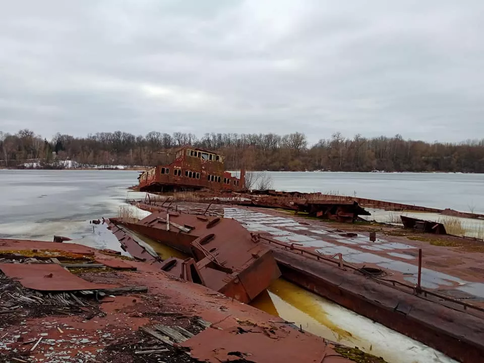 Покинуті кораблі Чорнобиля — моторошні річкові «привиди» Прип’яті
