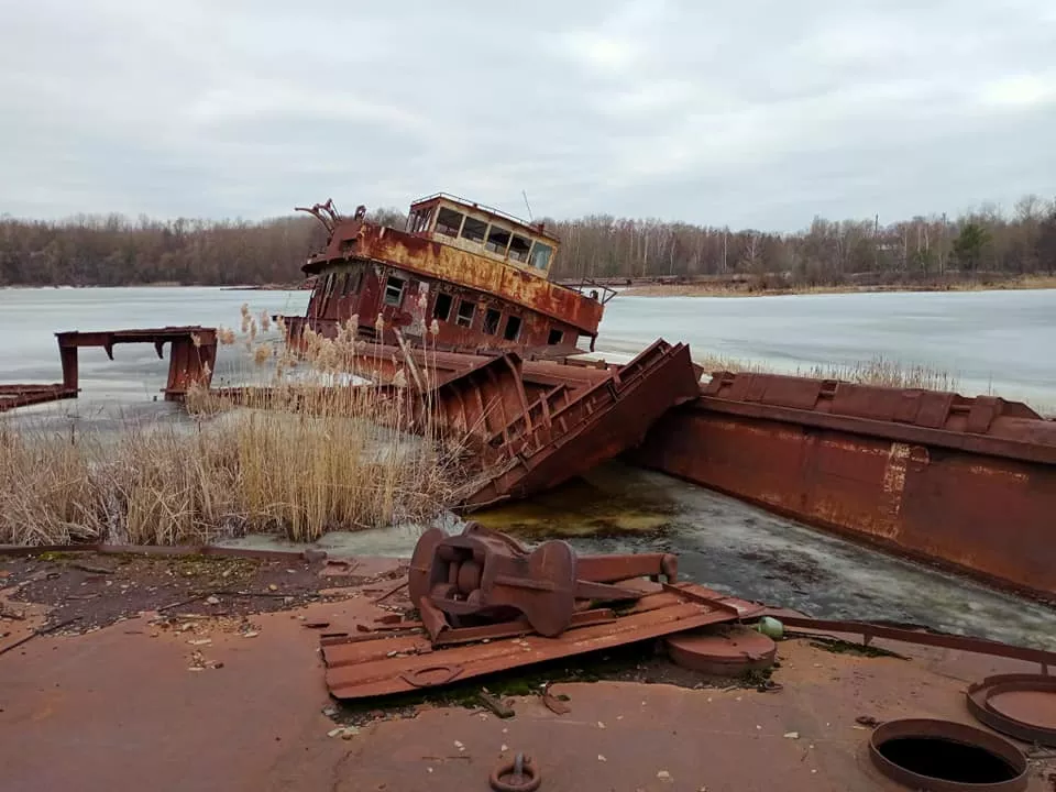 Покинуті кораблі Чорнобиля — моторошні річкові «привиди» Прип’яті