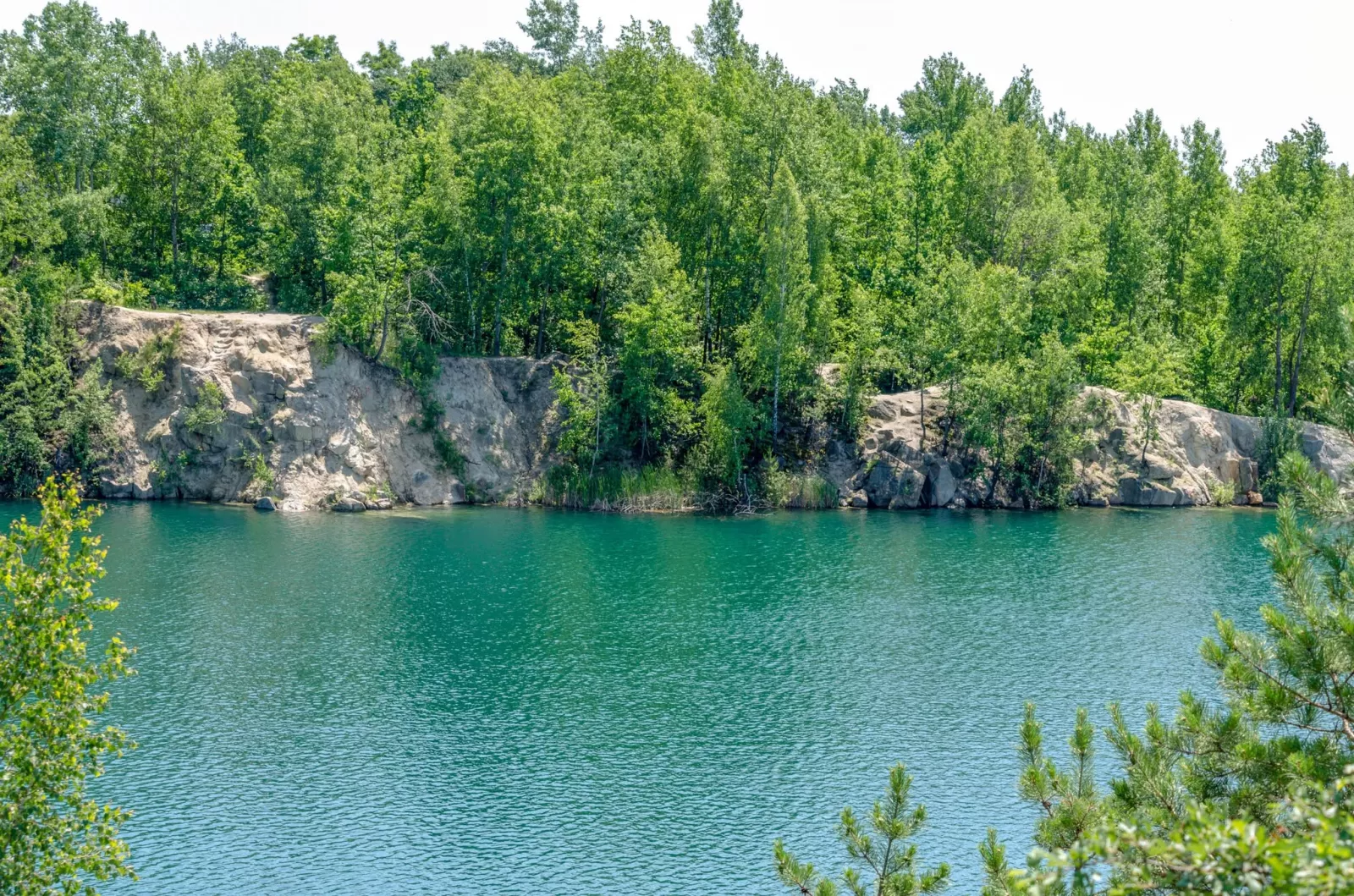 Бірюзова вода і скелі: затоплені кар'єри Житомирщини, куди варто поїхати на вихідні