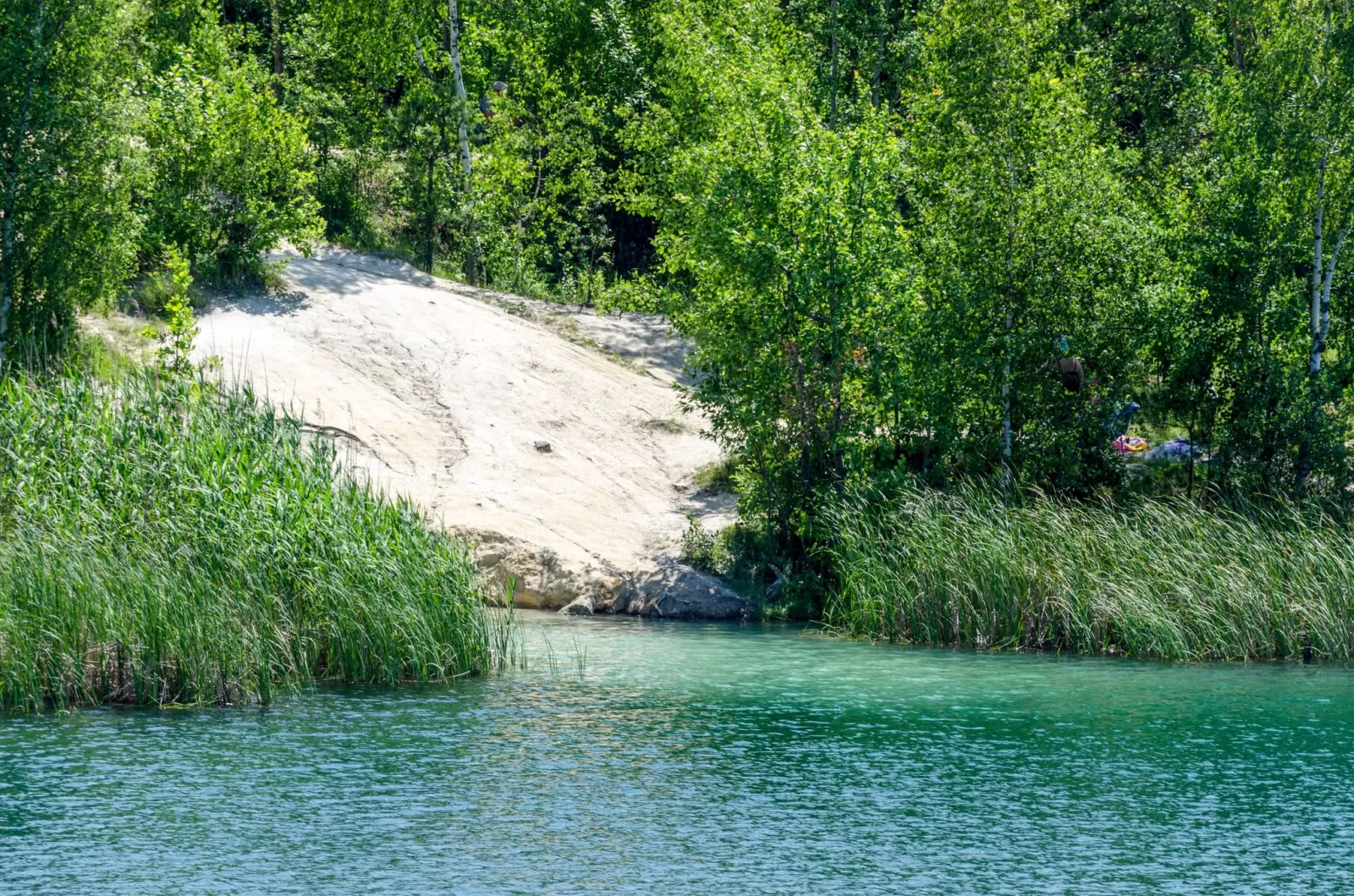 Бірюзова вода і скелі: затоплені кар'єри Житомирщини, куди варто поїхати на вихідні