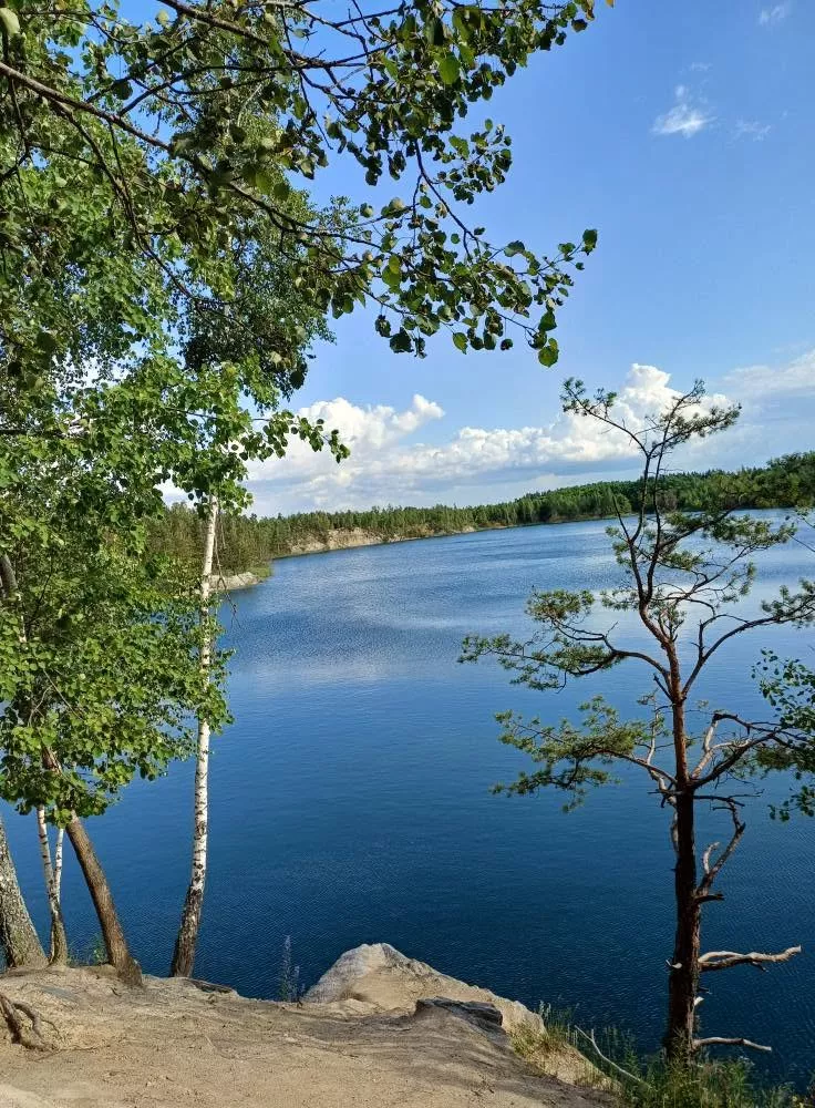 Бірюзова вода і скелі: затоплені кар'єри Житомирщини, куди варто поїхати на вихідні