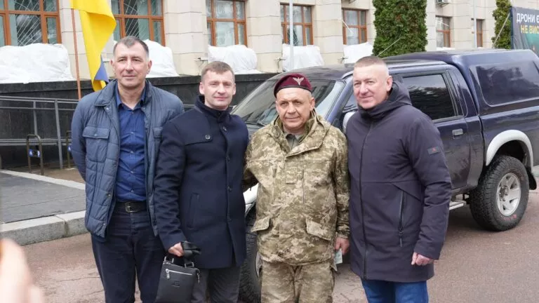 Віталій Бунечко разом з депутатами Житомирської облради передали авто для ДШВ