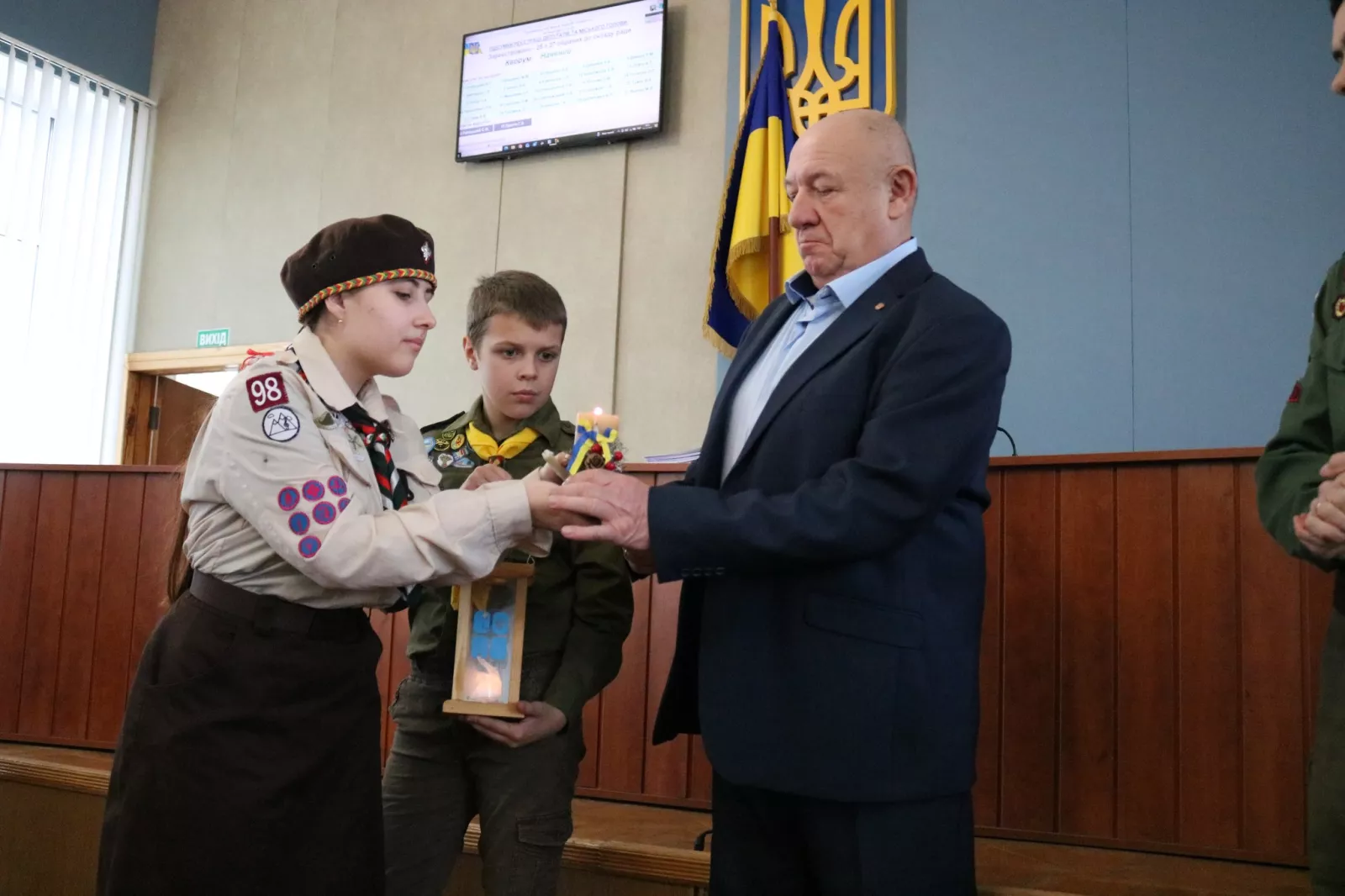 Пластуни передали Радомишльській міській раді Вифлеємський вогонь миру