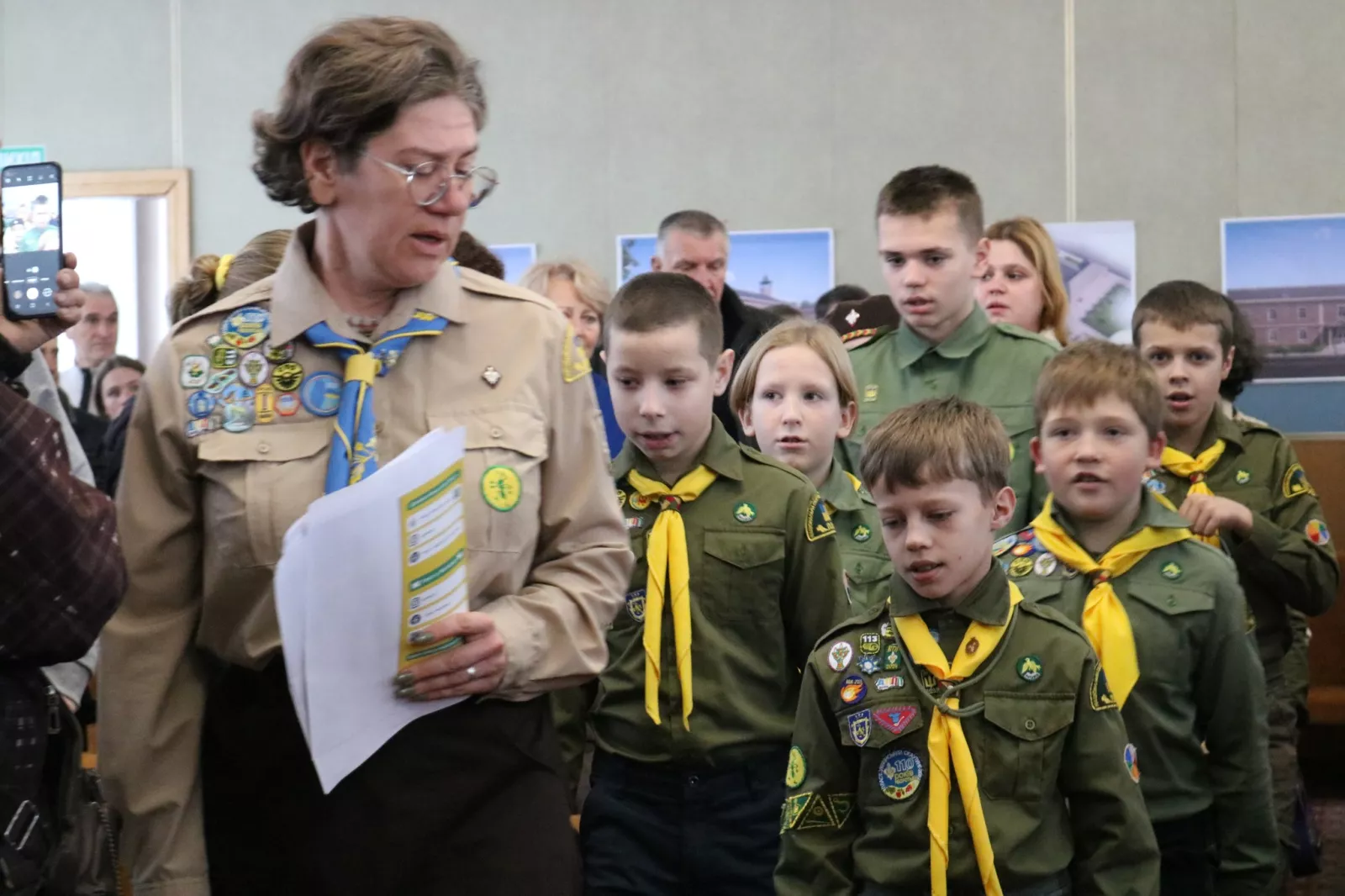 Пластуни передали Радомишльській міській раді Вифлеємський вогонь миру
