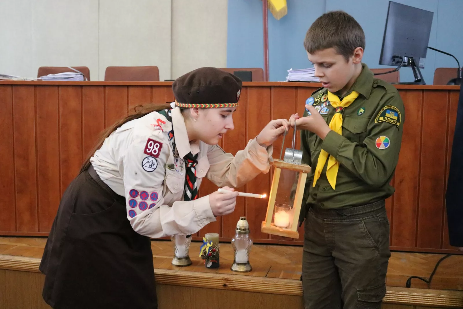 Пластуни передали Радомишльській міській раді Вифлеємський вогонь миру