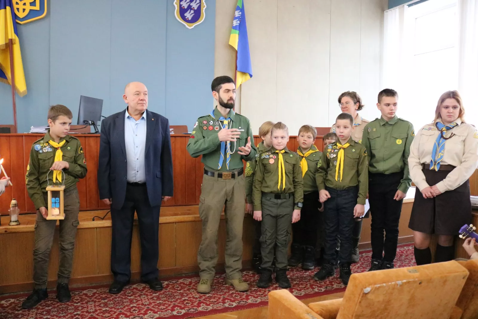 Пластуни передали Радомишльській міській раді Вифлеємський вогонь миру