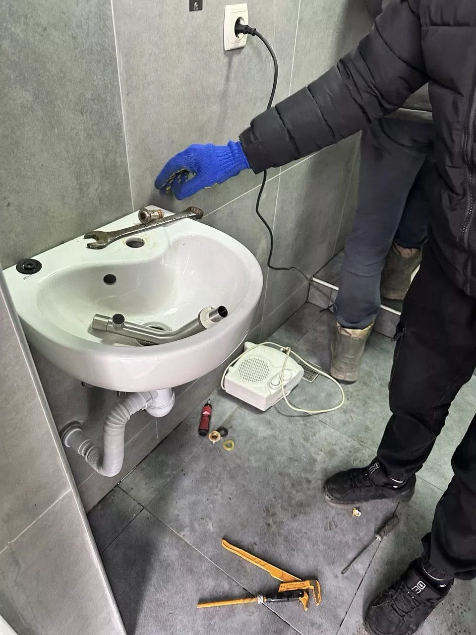 «Подарунок» на Різдво: в центрі Малина розгромили туалет