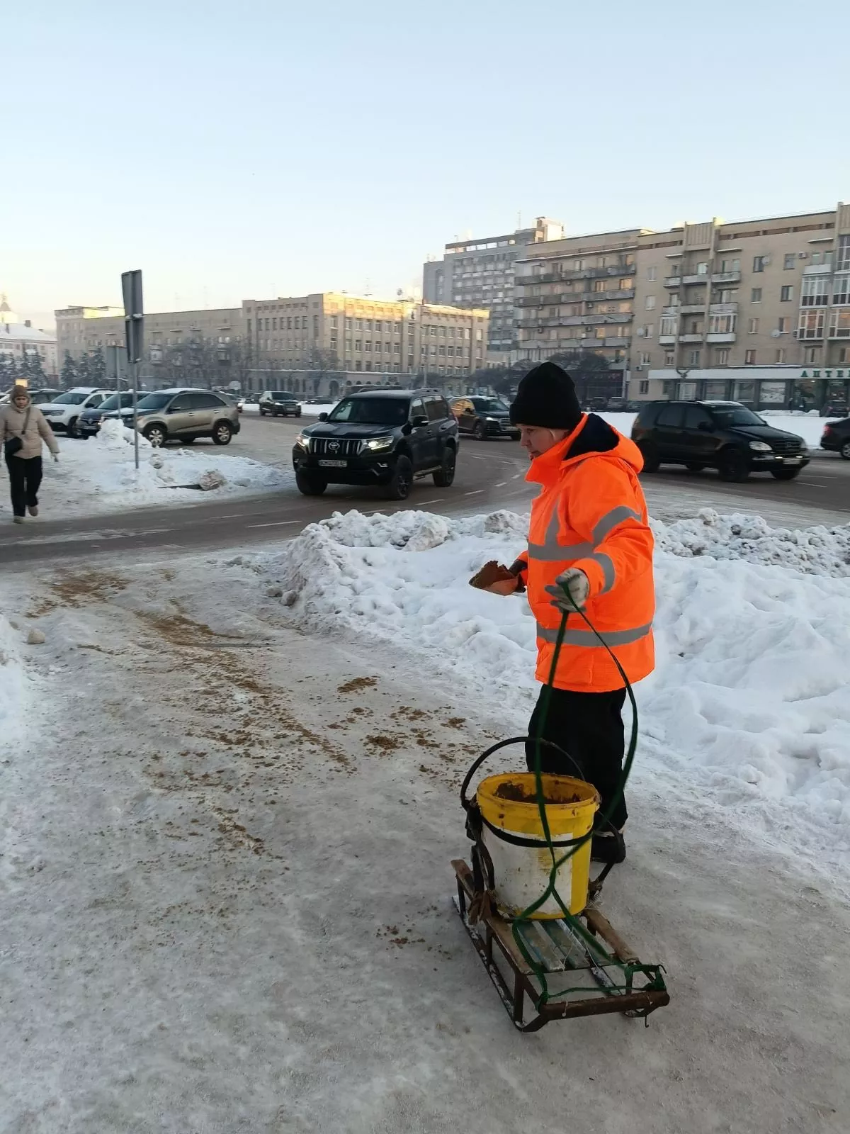 У Житомирі комунальники розчищають тротуари від снігу та льоду