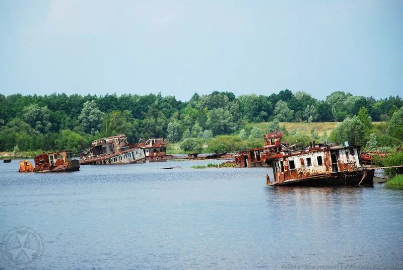 Покинуті кораблі Чорнобиля — моторошні річкові «привиди» Прип’яті