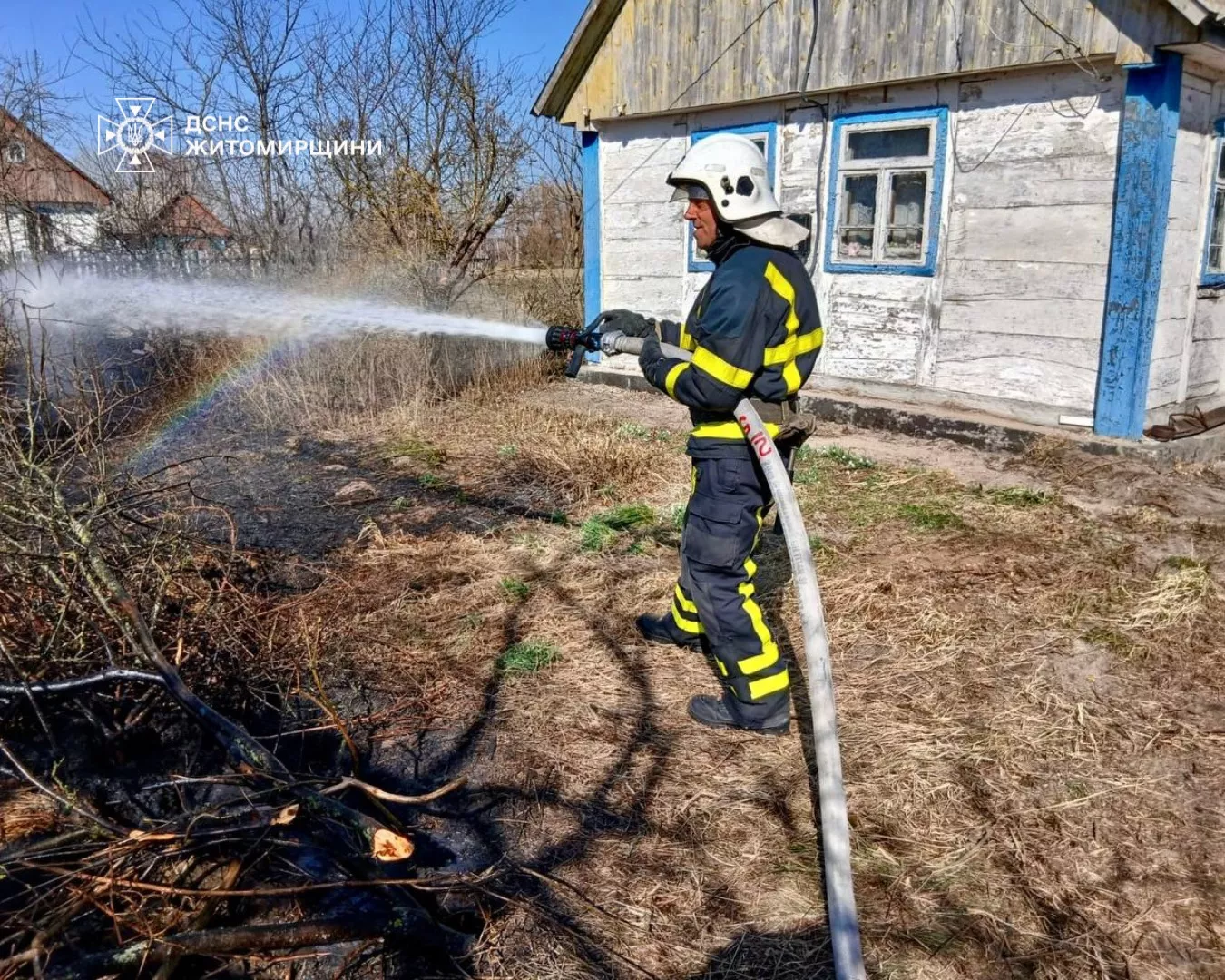 На Житомирщині через пожежі травмувалися двоє людей: рятувальники закликають не палити траву