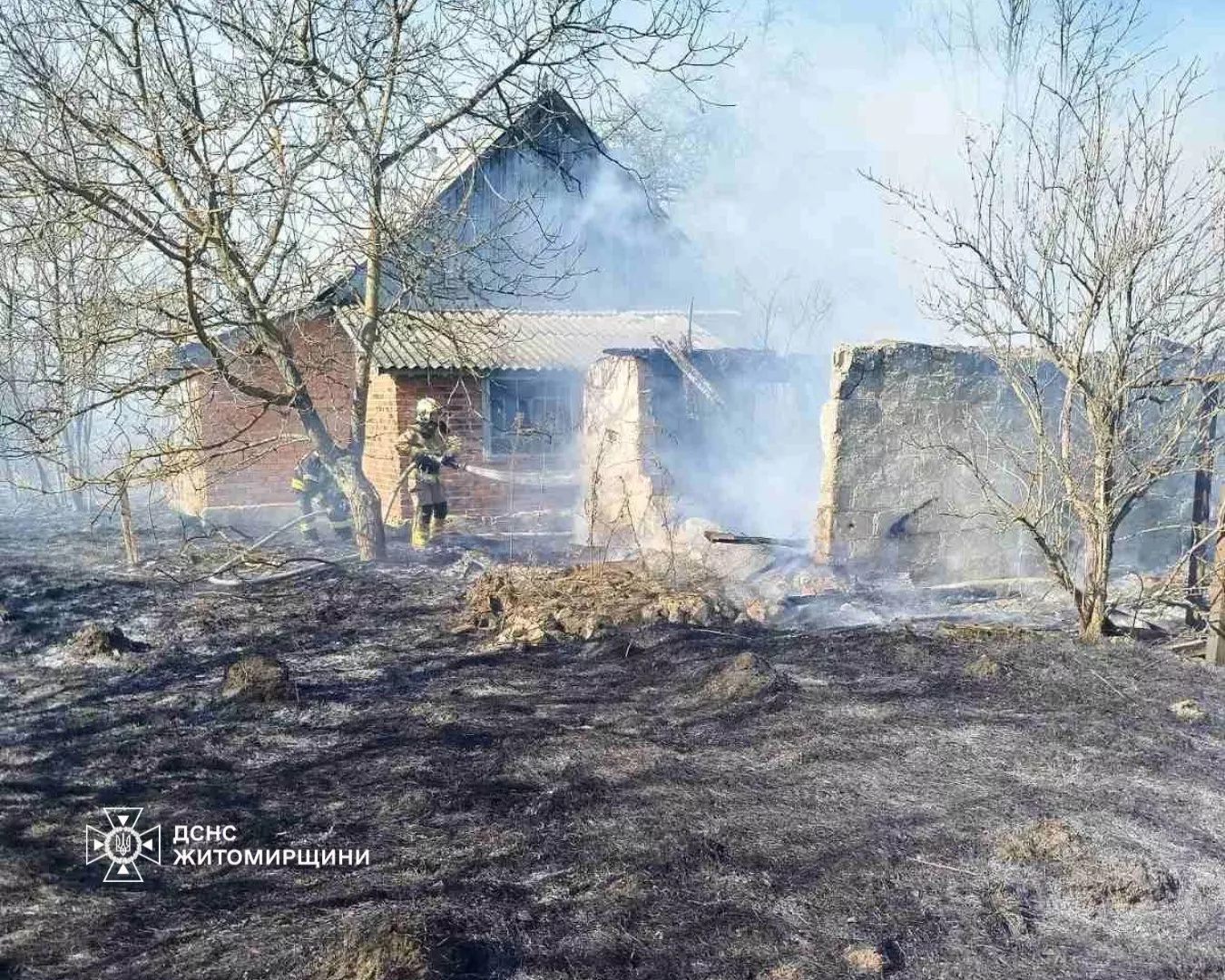Житомирщина: 7 гектарів вигоріло, дві господарчі споруди знищені через пожежі в екосистемах