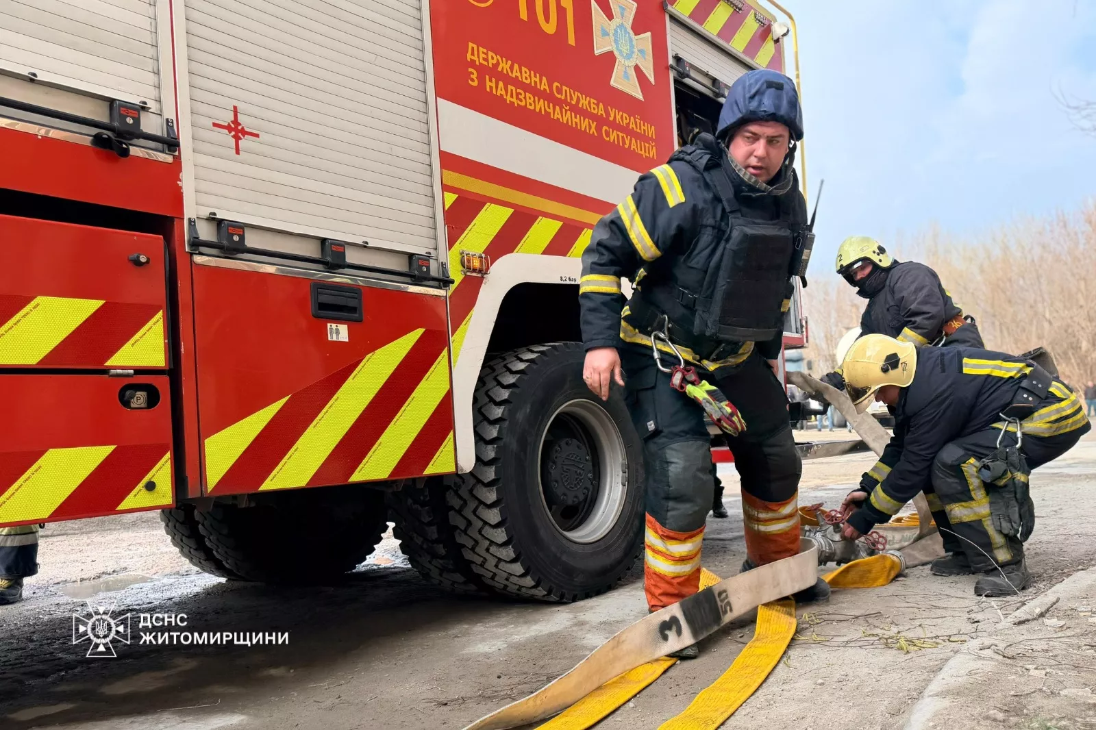 Російська атака на Житомирщину: рятувальники ліквідували наслідки удару