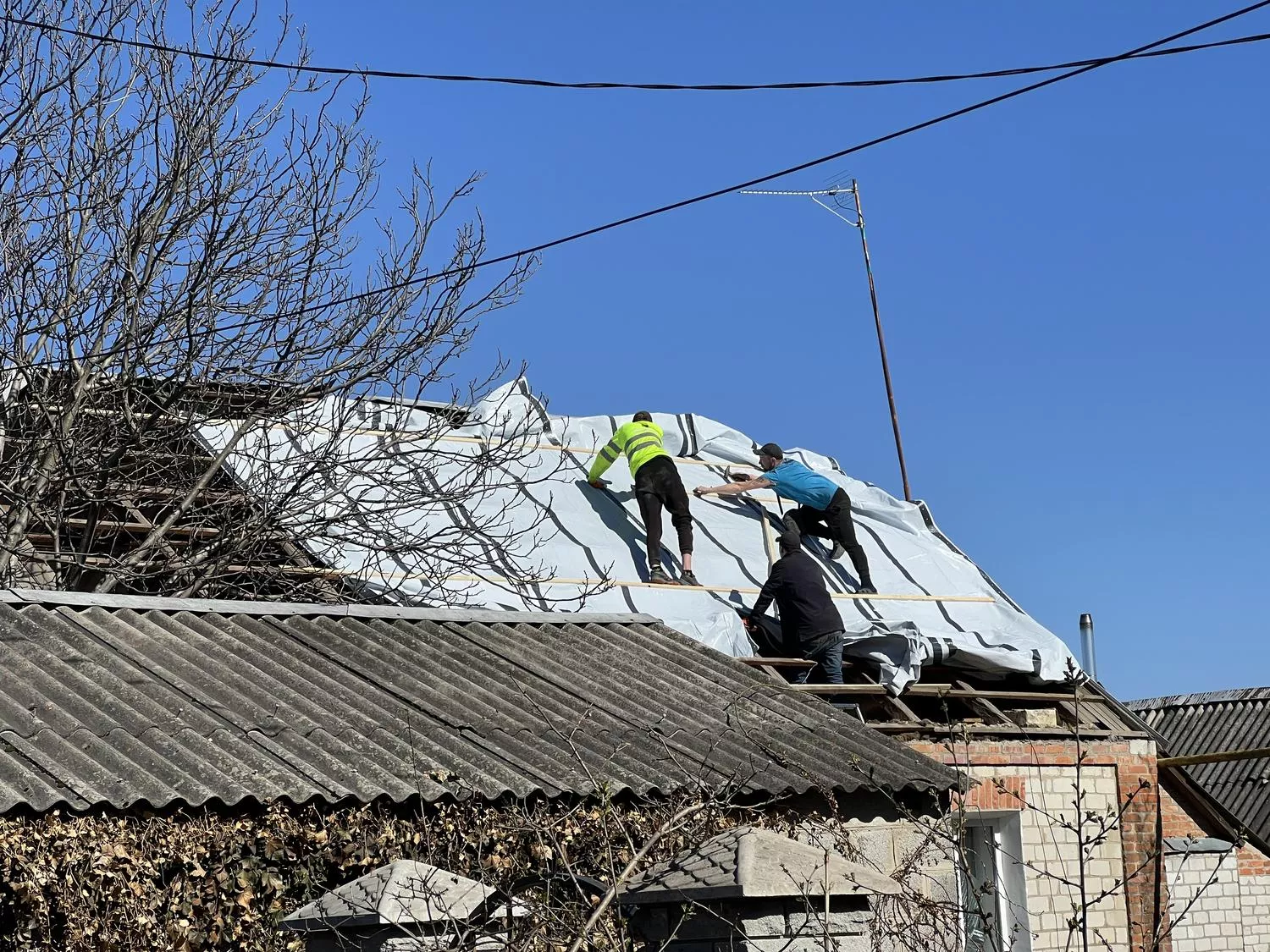 У Коростені ліквідовують наслідки удару: є загибла, 11 поранених і значні руйнування