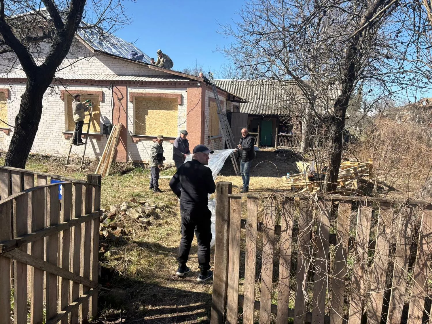 У Коростені ліквідовують наслідки удару: є загибла, 11 поранених і значні руйнування