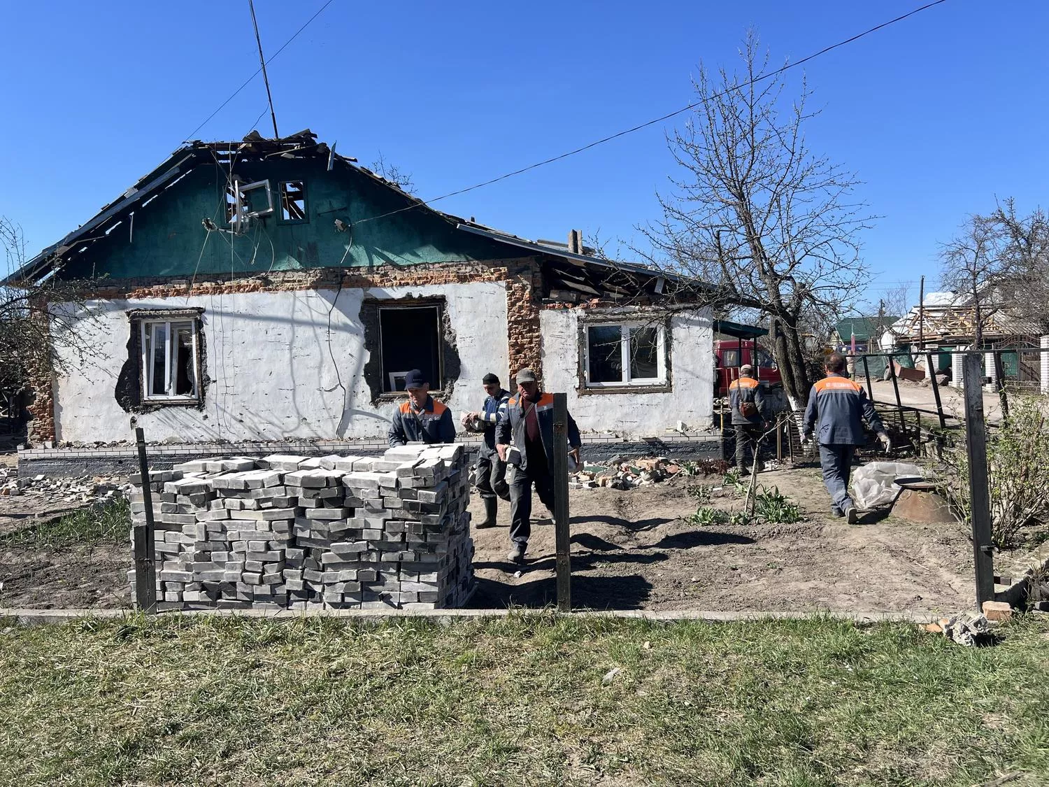 У Коростені ліквідовують наслідки удару: є загибла, 11 поранених і значні руйнування