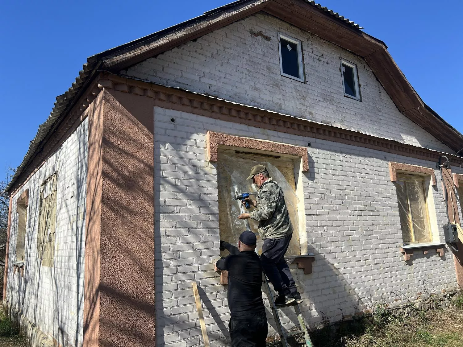 У Коростені ліквідовують наслідки удару: є загибла, 11 поранених і значні руйнування
