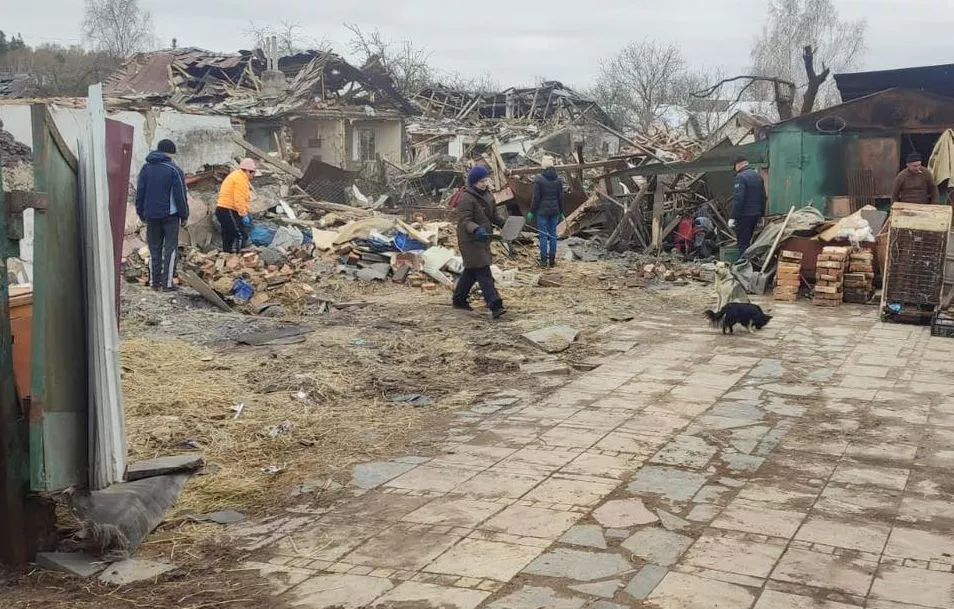 У Коростені служба зайнятості долучилась до ліквідації наслідків обстрілу