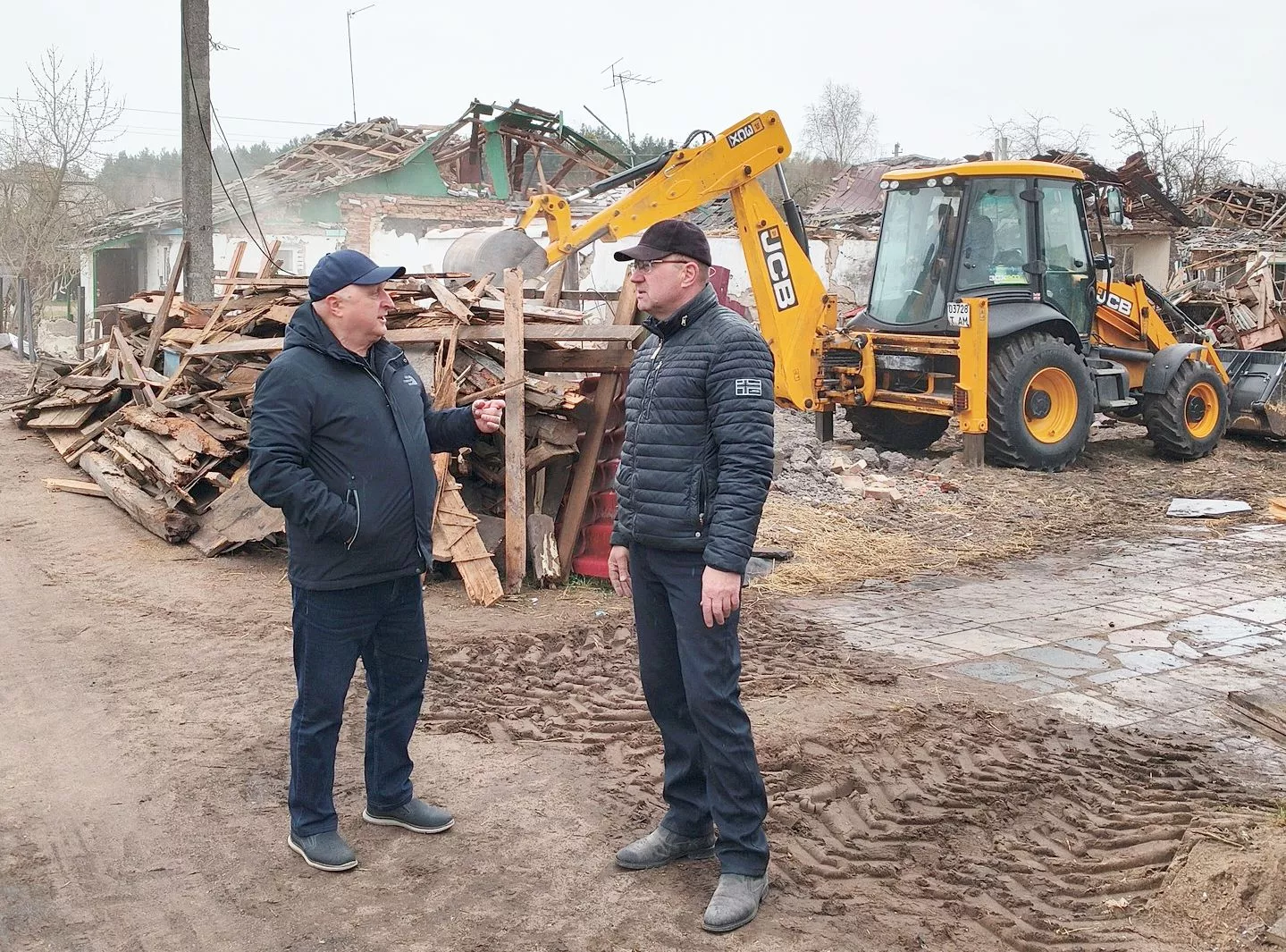 У Коростені служба зайнятості долучилась до ліквідації наслідків обстрілу