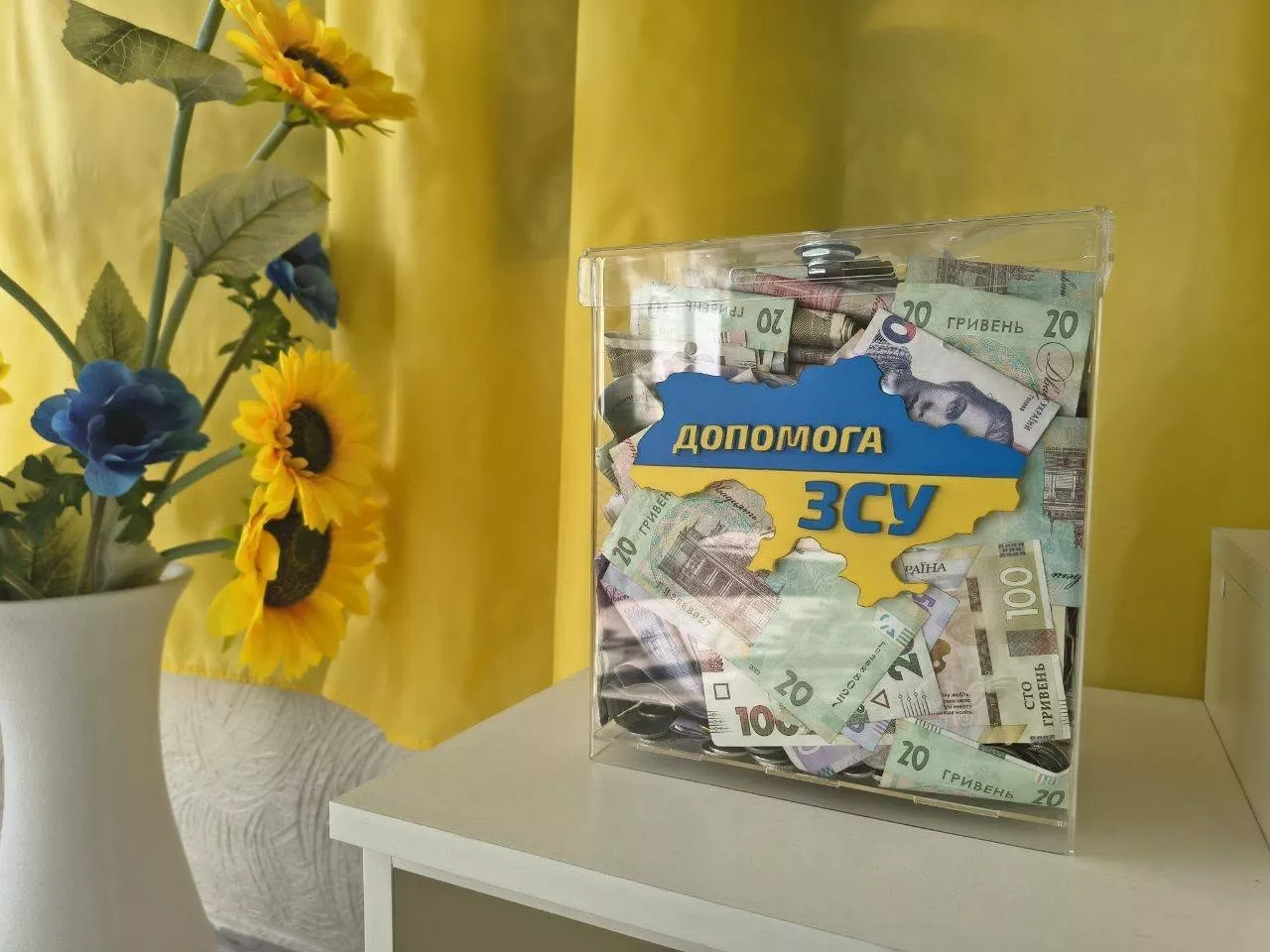 У Малинському ліцеї №4 зібрали 38 000 грн на потреби фронту і відкрили Дошку пам'яті загиблим випускникам