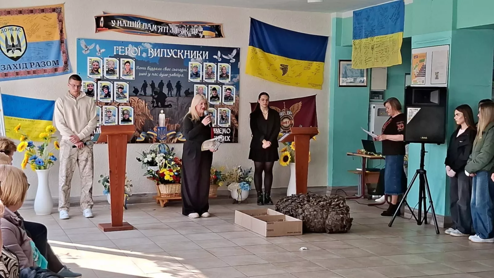 У Малинському ліцеї №4 зібрали 38 000 грн на потреби фронту і відкрили Дошку пам'яті загиблим випускникам