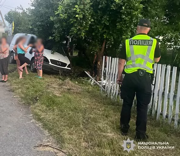 Поблизу Чуднова Mercedes вилетів з дороги та врізався в дерево