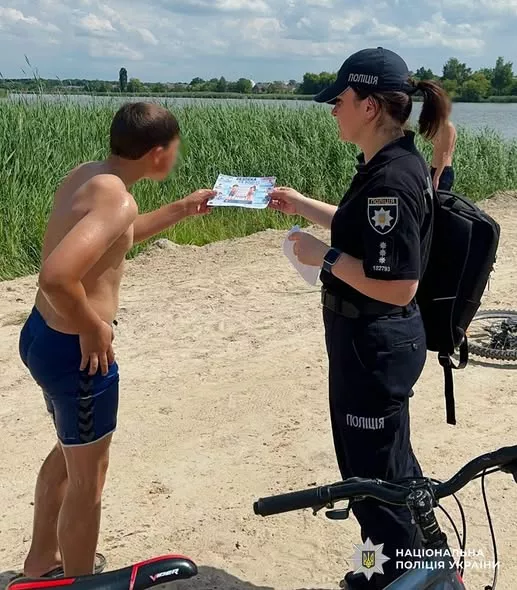 «Біля води без біди»: у Черняхівській громаді поліцейські нагадали правила безпеки 