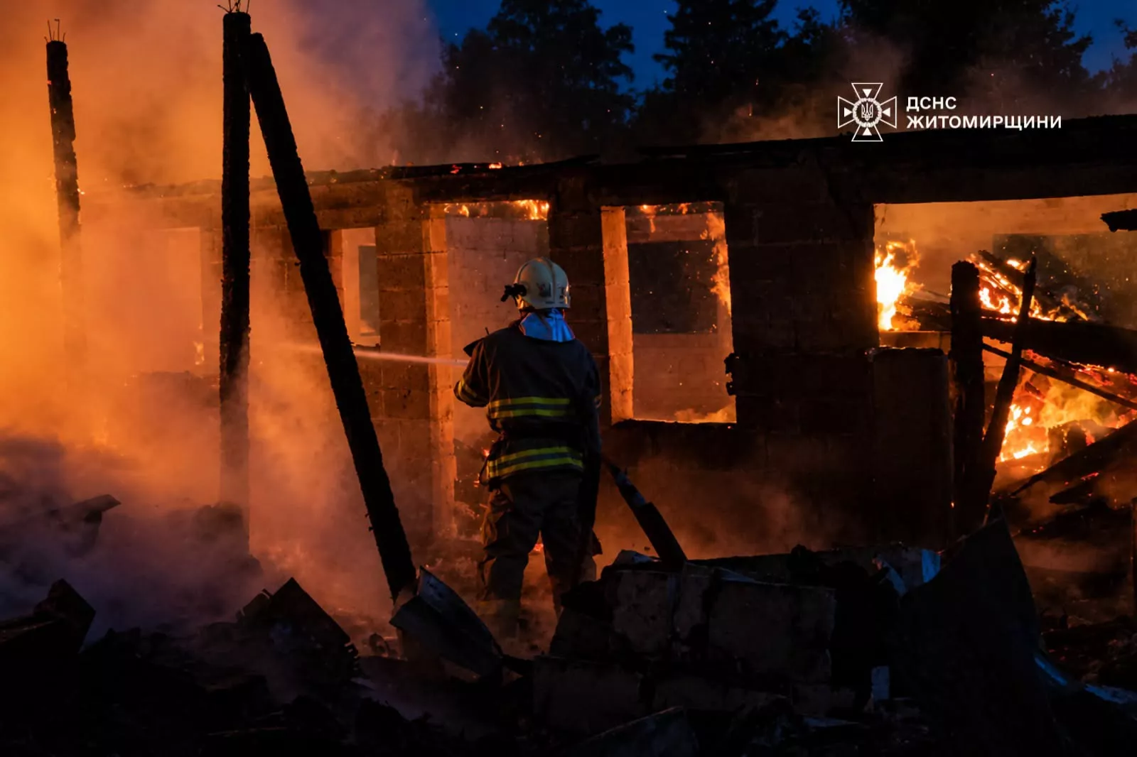 Вибух газу та масштабна пожежа: у Житомирському районі рятувальники врятували від вогню приватне господарство