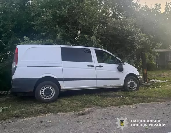 Поблизу Чуднова Mercedes вилетів з дороги та врізався в дерево