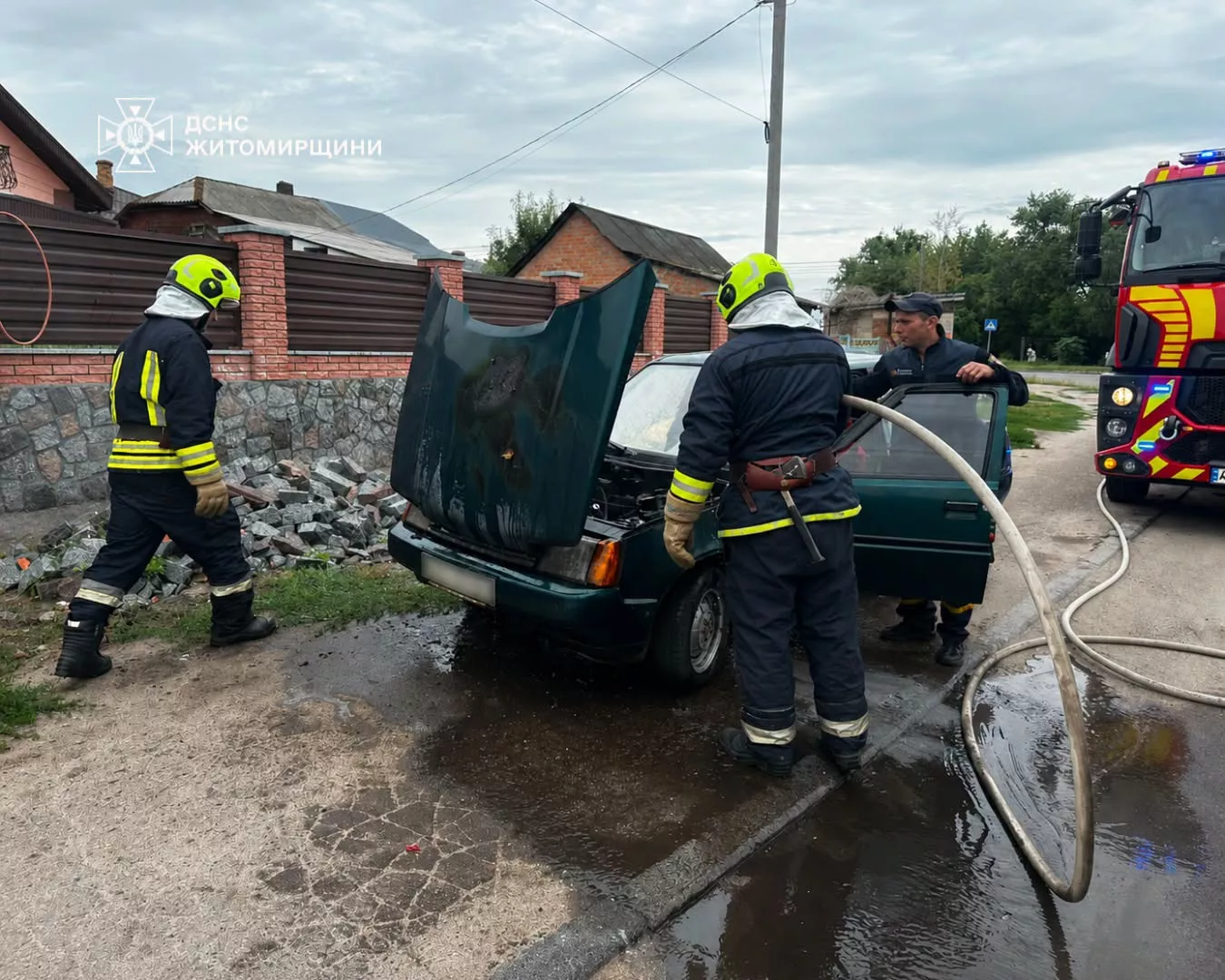 У Бердичеві під час руху загорівся легковик: водій намагався самотужки загасити вогонь