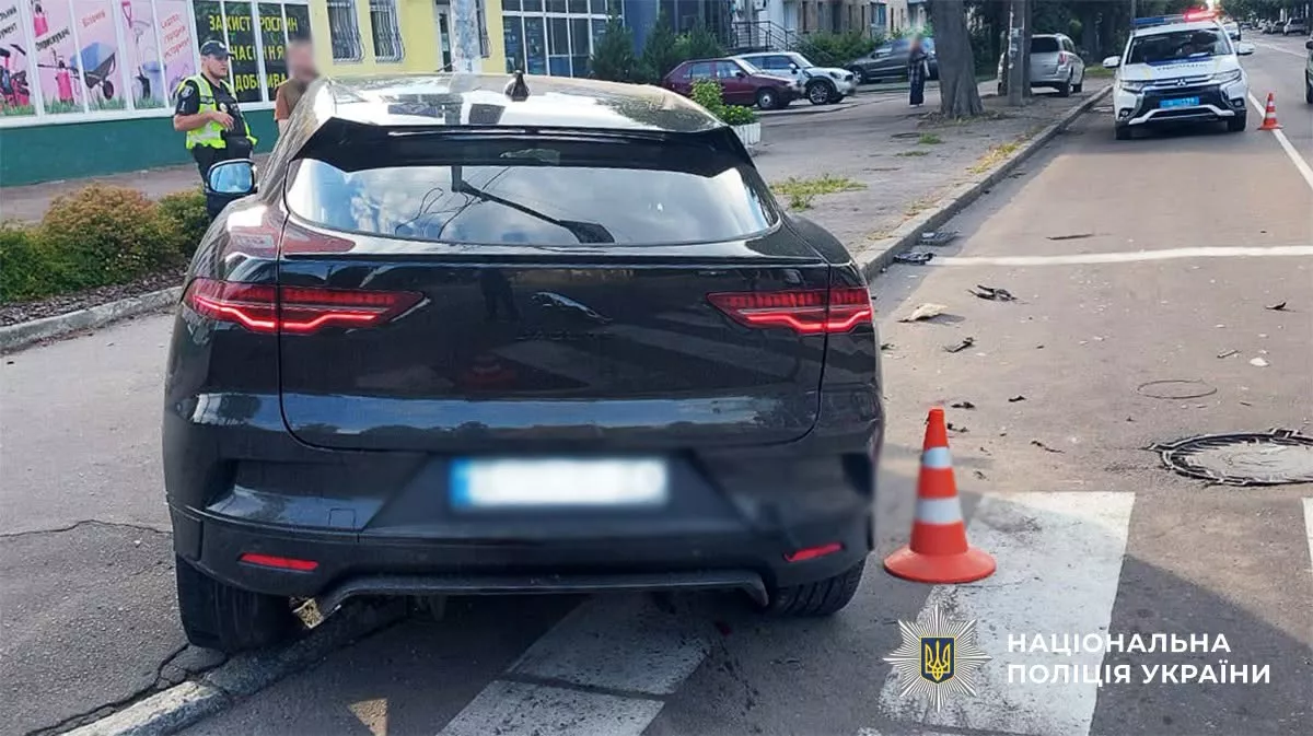 У Житомирі зіткнулися ВАЗ і Jaguar: 68-річний водій у реанімації