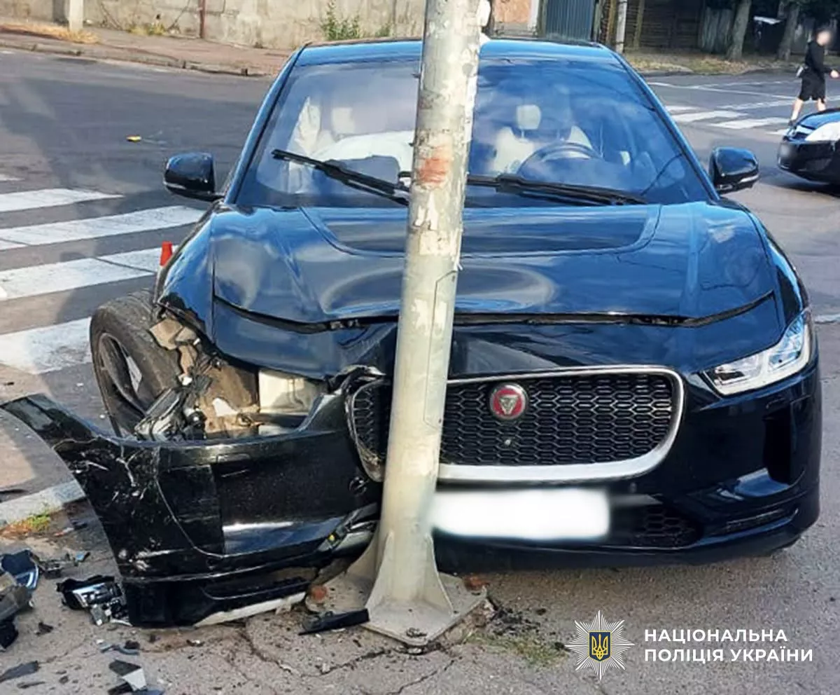 У Житомирі зіткнулися ВАЗ і Jaguar: 68-річний водій у реанімації