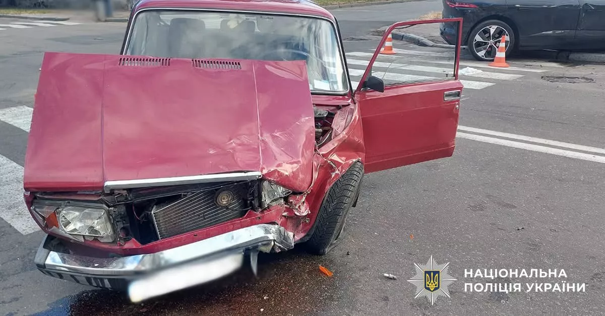 У Житомирі зіткнулися ВАЗ і Jaguar: 68-річний водій у реанімації