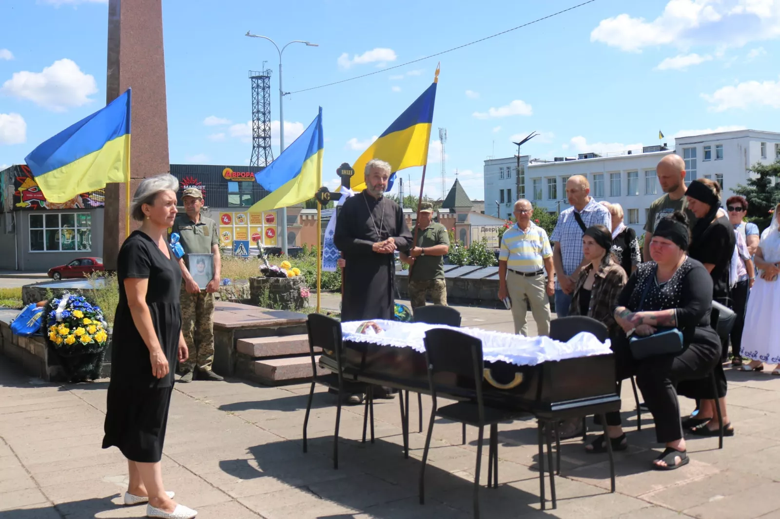Радомишльська громада провела в останню путь Захисника України Олексія Розіна