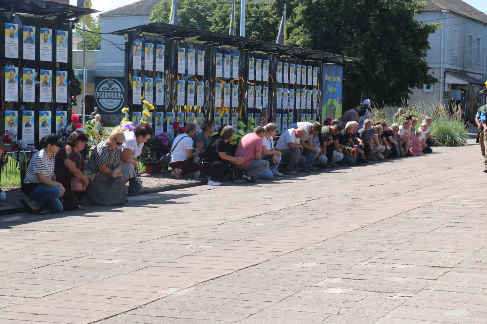 Радомишльська громада провела в останню путь Захисника України Олексія Розіна