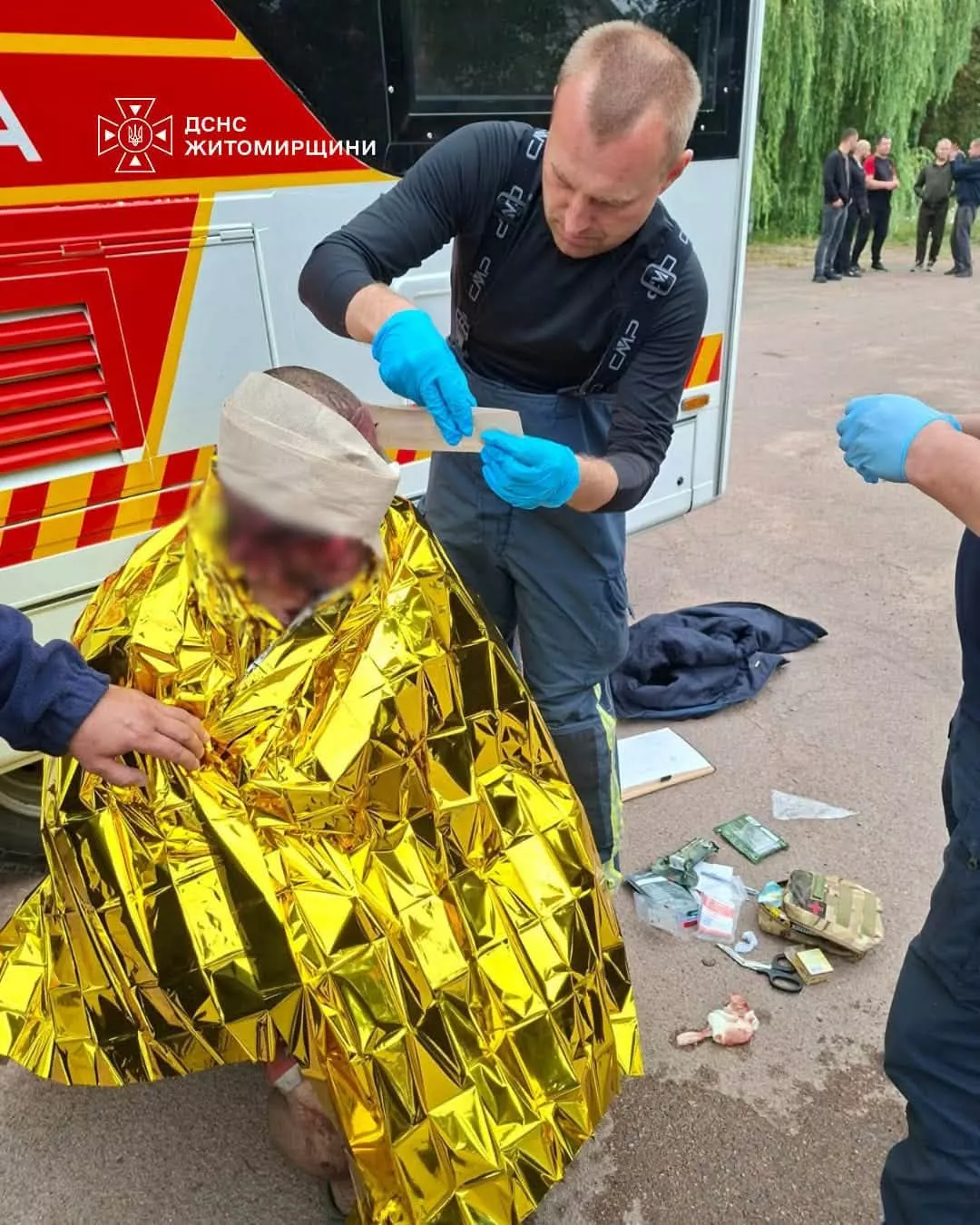 ДСНС ліквідовує наслідки атаки на Коростенщині: до лікарні звернулися десятки людей