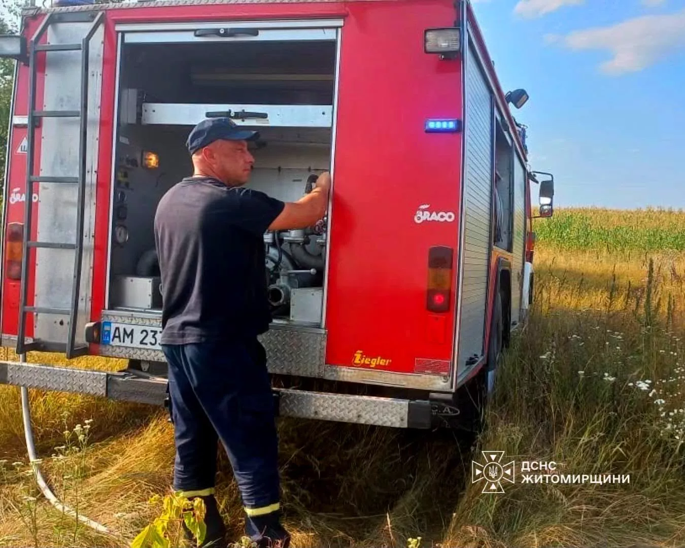 На Житомирщині за добу рятувальники дев’ять разів гасили пожежі