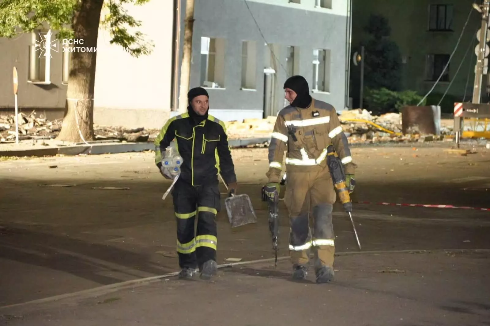 У Житомирі рятувальники продовжують відновлювальні роботи після російського удару