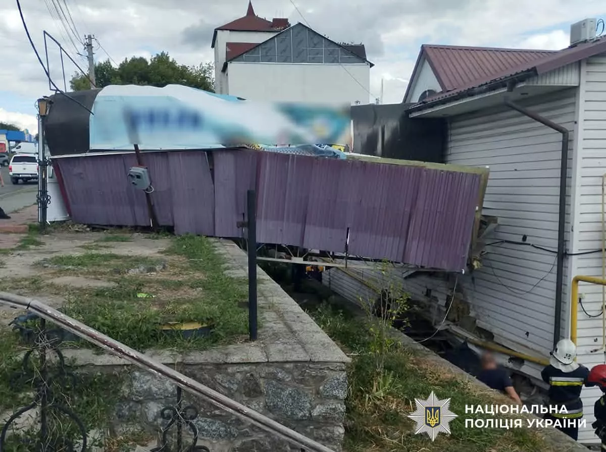 Влетів у будівлю магазину у Малині: поліція розпочала розслідування