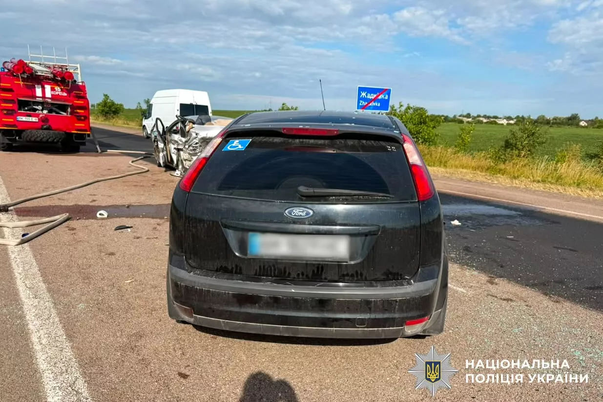 На Рівненщині зіткнулися Ford і Chevrolet: двоє водіїв травмовані, один у реанімації