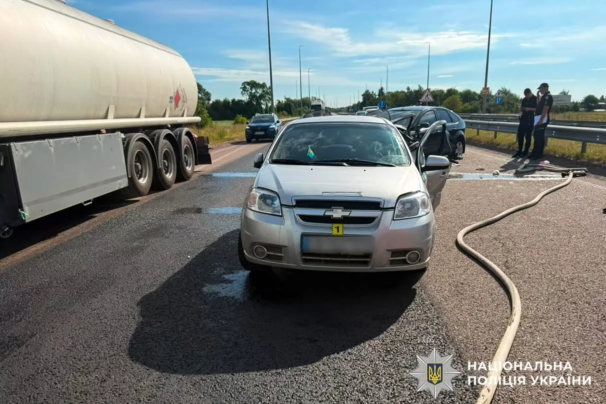 На Рівненщині зіткнулися Ford і Chevrolet: двоє водіїв травмовані, один у реанімації